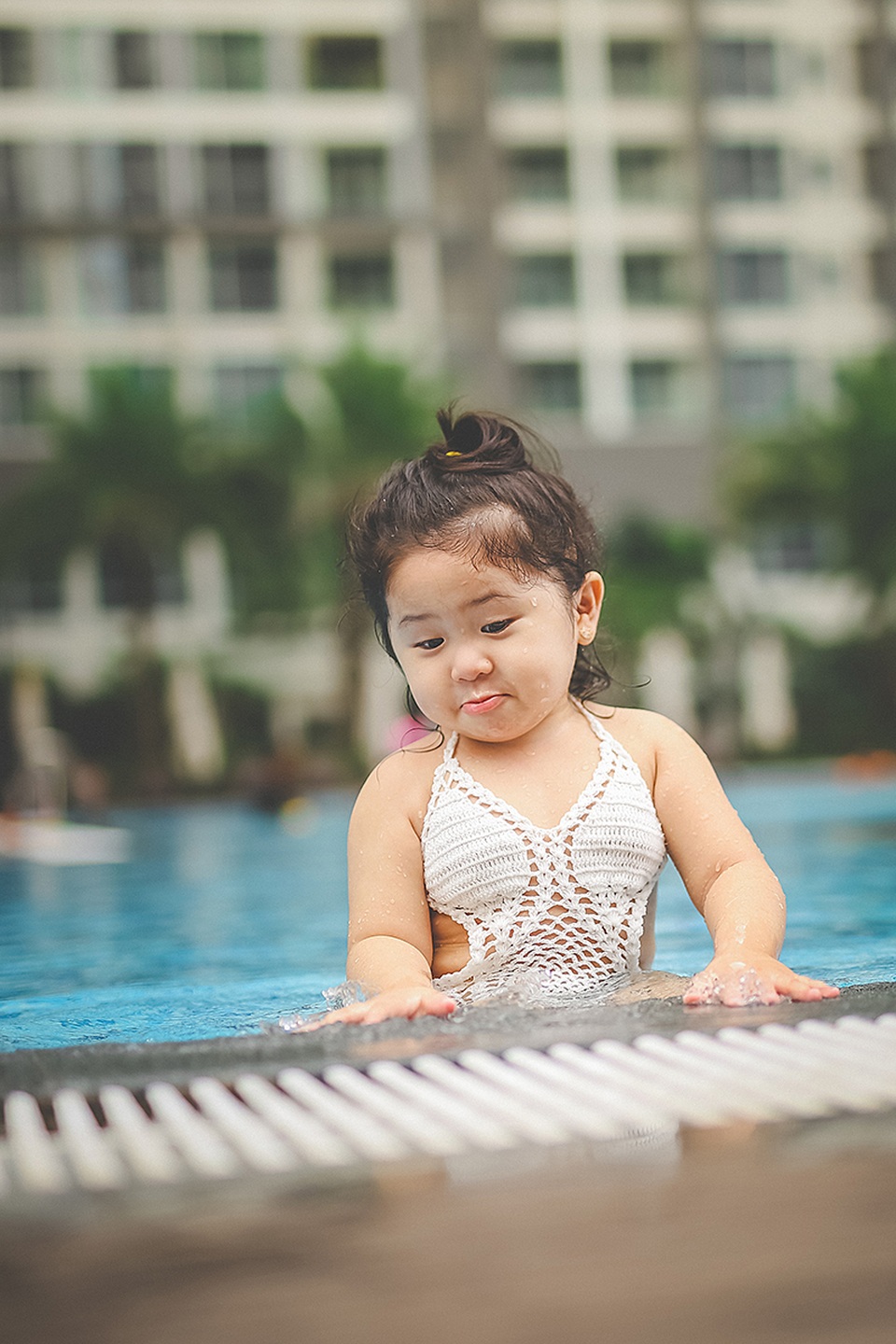 Mẫu nhí 2 tuổi diện bikini “siêu đáng yêu" - 11 Nhân dịp sinh nhật Mimi sắp tới, nhiếp ảnh Huy Tưởng chụp bộ ảnh này cho bé như một kỉ niệm.