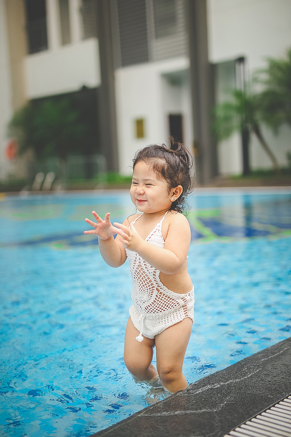 Mẫu nhí 2 tuổi diện bikini “siêu đáng yêu" - 10 Mimi rất thích bơi. Hầu như tuần nào gia đình cũng cho bé đi hồ bơi để bé thỏa sức vẫy vùng.