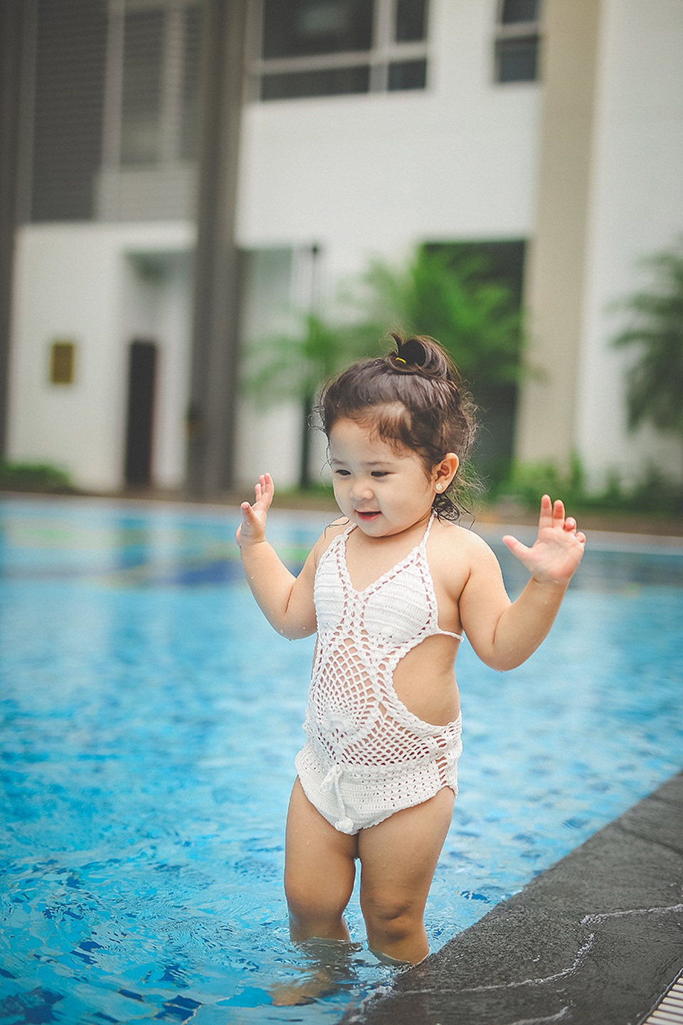 Mẫu nhí 2 tuổi diện bikini “siêu đáng yêu" - 9 “Quan điểm của chị là trẻ con khôn ngoan phần do gen, do môi trường, do gia đình sẽ giáo dục nên đứa trẻ tốt. Chị dạy Mimi biết mặt tiền từ khi bé 1 tuổi, bằng cách đi taxi người trả tiền luôn là Mimi, mua sắm hay đi chơi cũng vậy, Mimi trả và nhận tiền thối lại. Chị cũng dạy con ra đường gặp người lớn hơn phải chủ động chào hỏi, biết yêu động vật, sai là phải nhận sai và xin lỗi”.