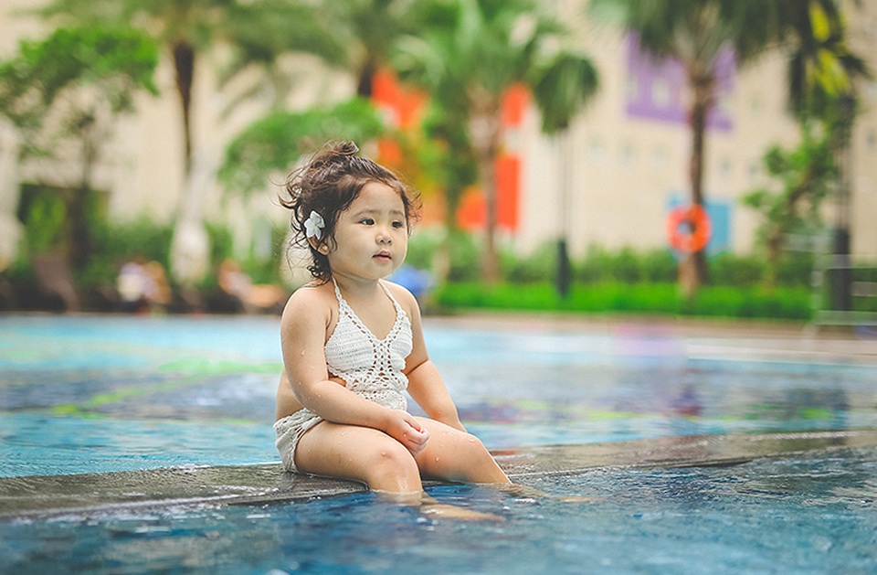 Mẫu nhí 2 tuổi diện bikini “siêu đáng yêu" - 8 Mẹ Mimi chia sẻ thêm: “Ba mẹ không xem Mimi là trẻ con hoàn toàn, đôi lúc xem con là người bạn. Ở nhà ba nói tiếng Anh với con, chị sẽ nói tiếng Việt để con phát triển hai ngôn ngữ song song”.