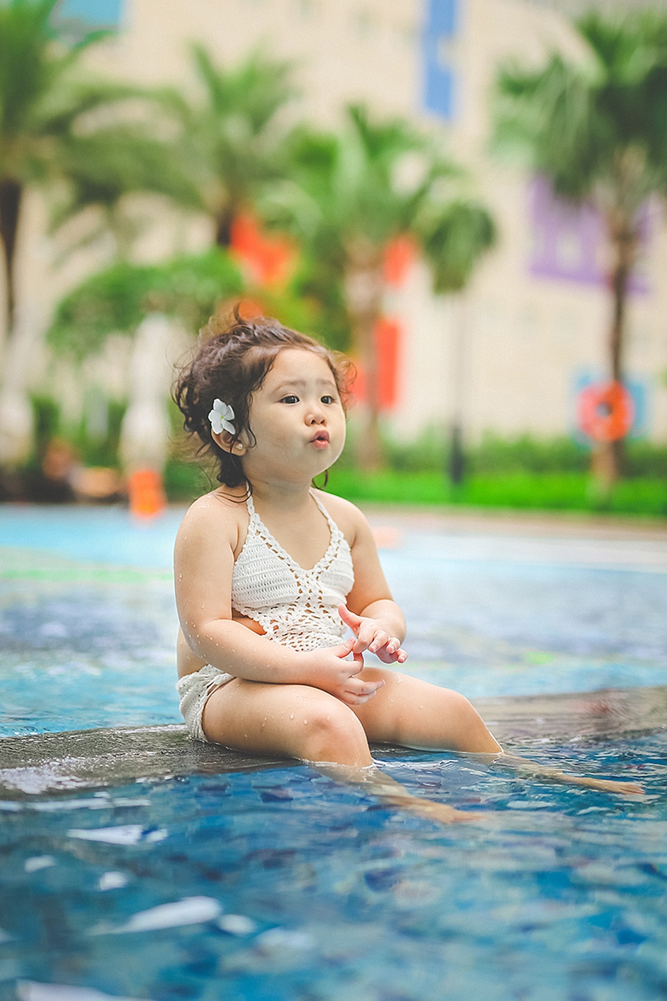 Mẫu nhí 2 tuổi diện bikini “siêu đáng yêu" - 7 Mimi đi học mẫu giáo từ khi 12 tháng tuổi. Ban đầu là đến lớp vui chơi làm quen 2 tiếng/ngày, cho tới đi học chính thức. Hiện nay, cô bé có khả năng nhẩm đếm và biết mặt số từ 1 đến 20.