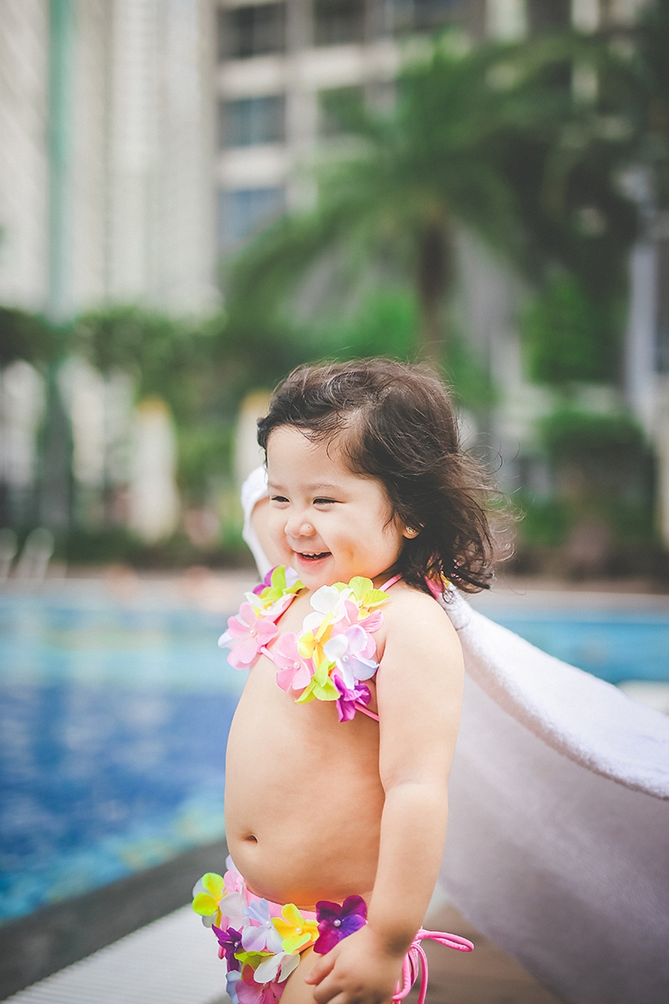 Mẫu nhí 2 tuổi diện bikini “siêu đáng yêu" - 2 Khánh My còn quá nhỏ để có thể tạo dáng chụp ảnh nhưng cô bé lại có những biểu cảm tự nhiên quá đỗi dễ thương.