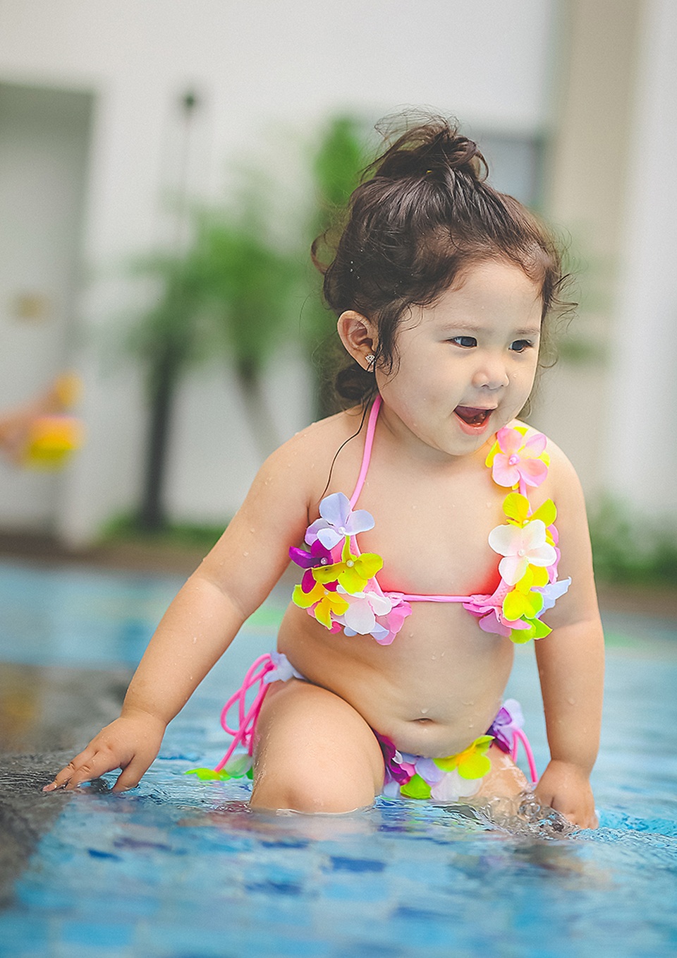 Mẫu nhí 2 tuổi diện bikini “siêu đáng yêu" - 4 Bé Mimi gần 2 tuổi rất hiếu động. Chị Như - mẹ của Mimi cho biết, chị nuôi con theo phương pháp hiện đại. “Chị tìm hiểu nhiều sách báo, mỗi thứ học thêm một chút sao cho phù hợp văn hóa Việt Nam và gia đình. Chị muốn hướng bé độc lập, “thả” đâu cũng có thể hòa nhập và ngoan ngoãn”.