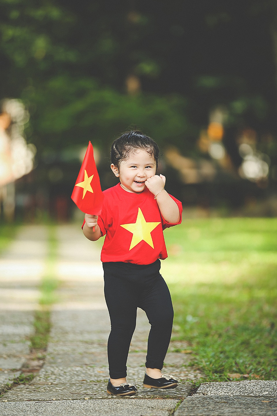 Mẫu nhí 2 tuổi diện áo cờ đỏ sao vàng tham quan dinh Độc Lập - 1
Nhân dịp Quốc khánh 2/9, cha mẹ của bé Mimi đưa con đi thăm dinh Độc Lập để bé hiểu thêm về lịch sử đất nước. Hòa chung niềm vui của dân tộc, mẹ Mimi chuẩn bị cho bé chiếc áo cờ đỏ sao vàng.