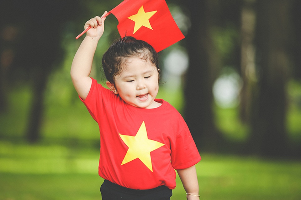 Mẫu nhí 2 tuổi diện áo cờ đỏ sao vàng tham quan dinh Độc Lập - 2 Bé Trần Khánh My (tên ở nhà Mimi, sinh ngày 5/6/2015). Cô bé là một hiện tượng trên mạng xã hội được nhiều người hâm mộ.