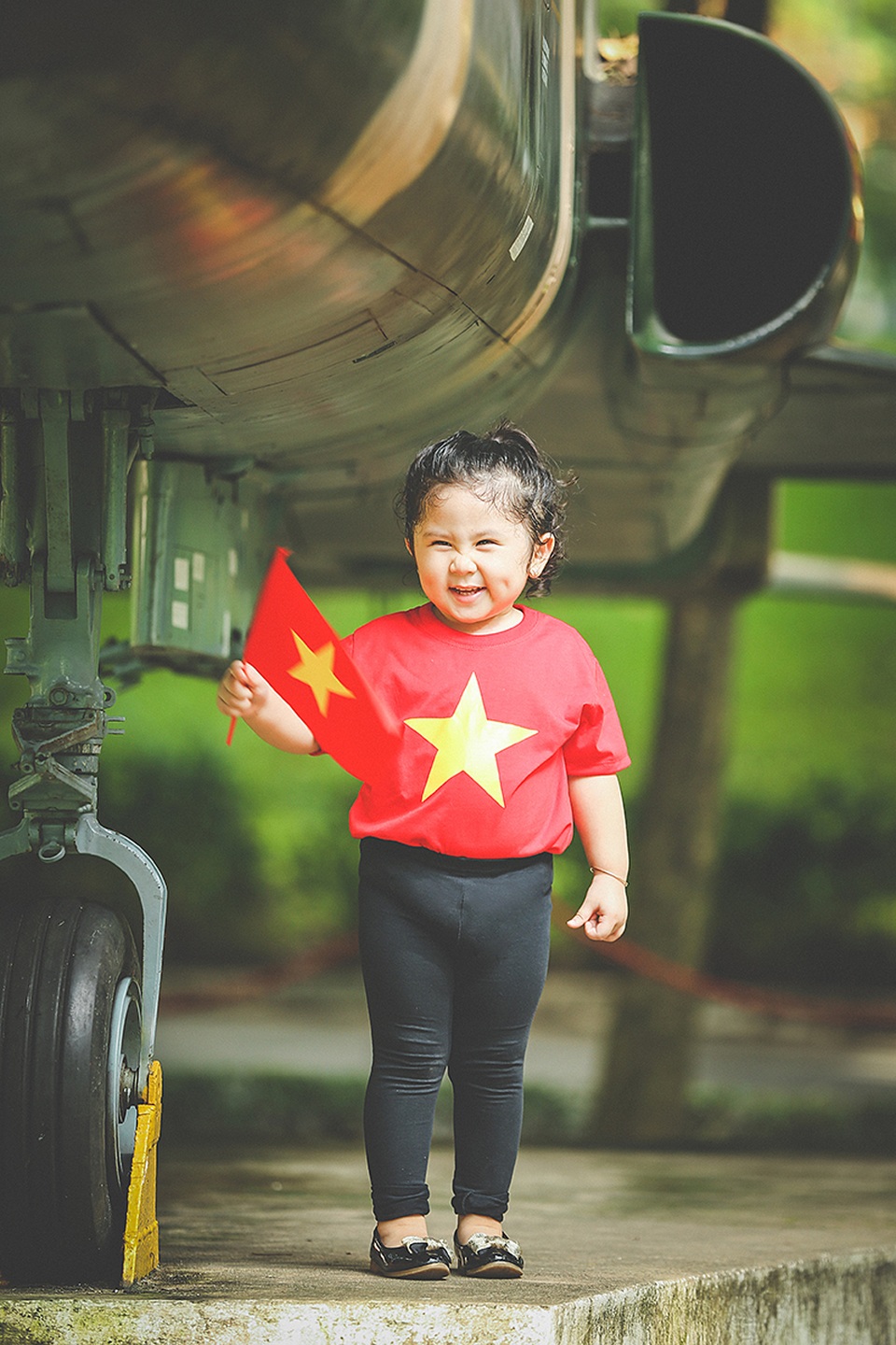 Mẫu nhí 2 tuổi diện áo cờ đỏ sao vàng tham quan dinh Độc Lập - 3 Mimi rất tươi tắn khi được chụp ảnh. Cô bé có nụ cười hồn nhiên được nhiều fans yêu thích.