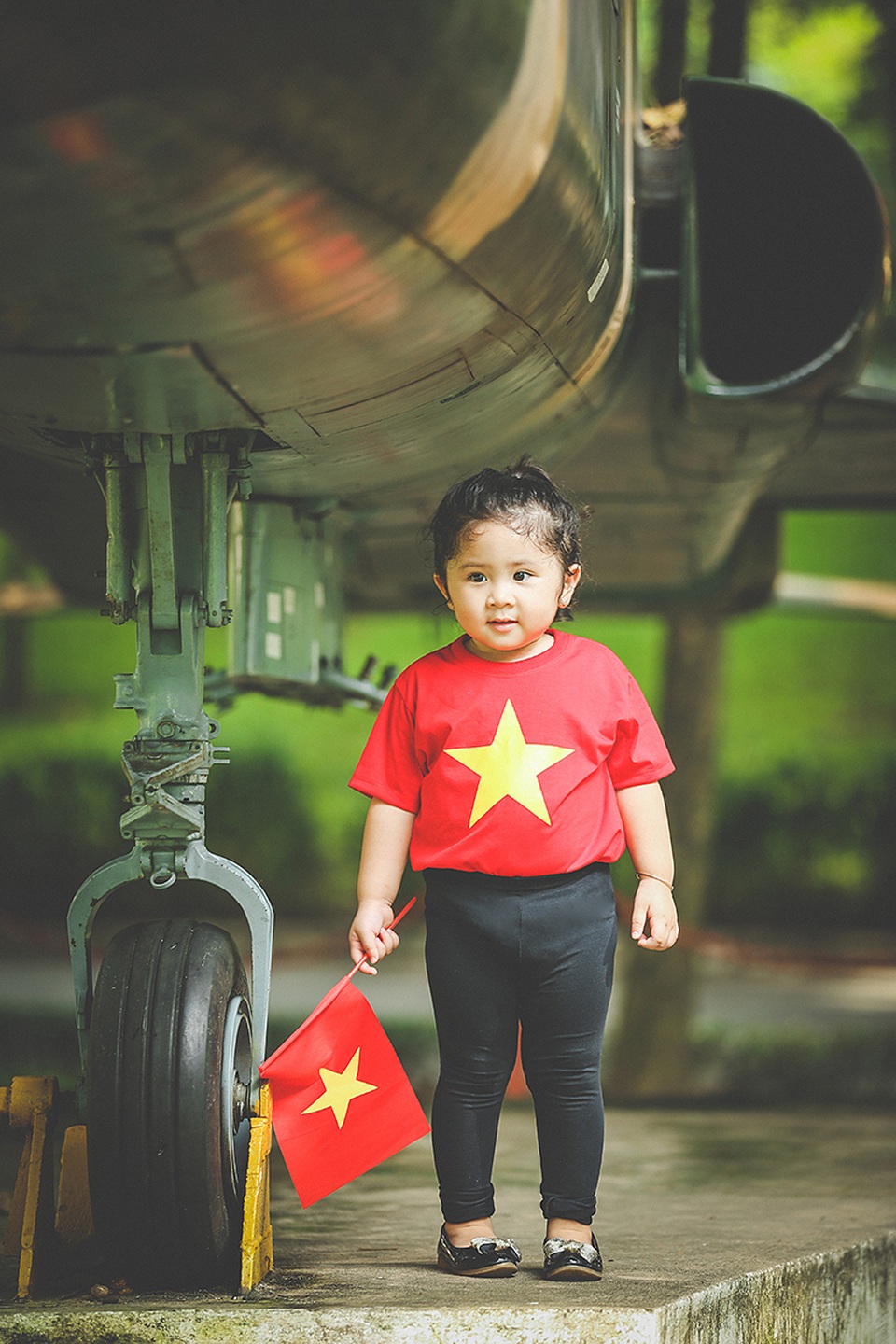 Mẫu nhí 2 tuổi diện áo cờ đỏ sao vàng tham quan dinh Độc Lập - 4 Lần đầu được nhìn thấy những chiếc máy bay ở cự li gần, cô bé háo hức đặt câu hỏi cho mẹ.
