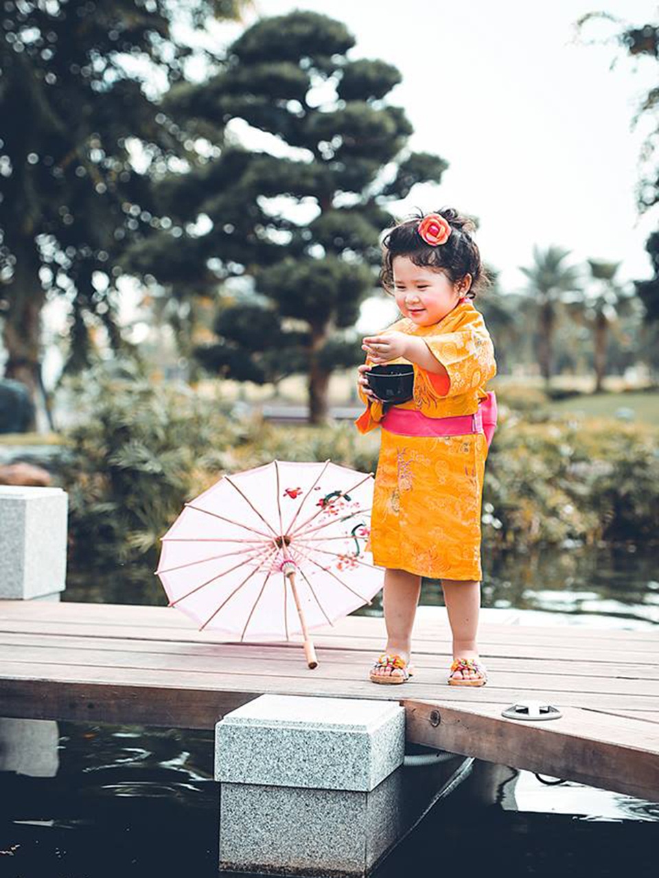 Mimi đáng yêu trong hình tượng cô bé Nhật Bản - 9 Cô bé rất thích thú khi nhìn đám cá ăn.