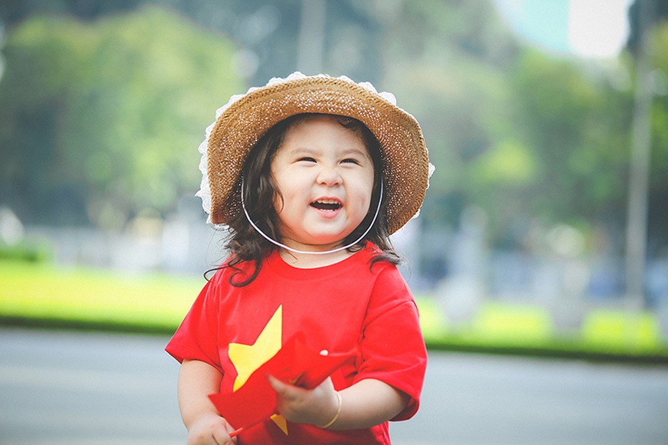 Mẫu nhí 2 tuổi diện áo cờ đỏ sao vàng tham quan dinh Độc Lập - 6 Cô bé 2 tuổi hồn nhiên khám phá thế giới xung quanh.