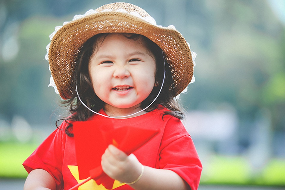 Mẫu nhí 2 tuổi diện áo cờ đỏ sao vàng tham quan dinh Độc Lập - 7 Mẫu nhí 2 tuổi diện áo cờ đỏ sao vàng tham quan dinh Độc Lập - 7