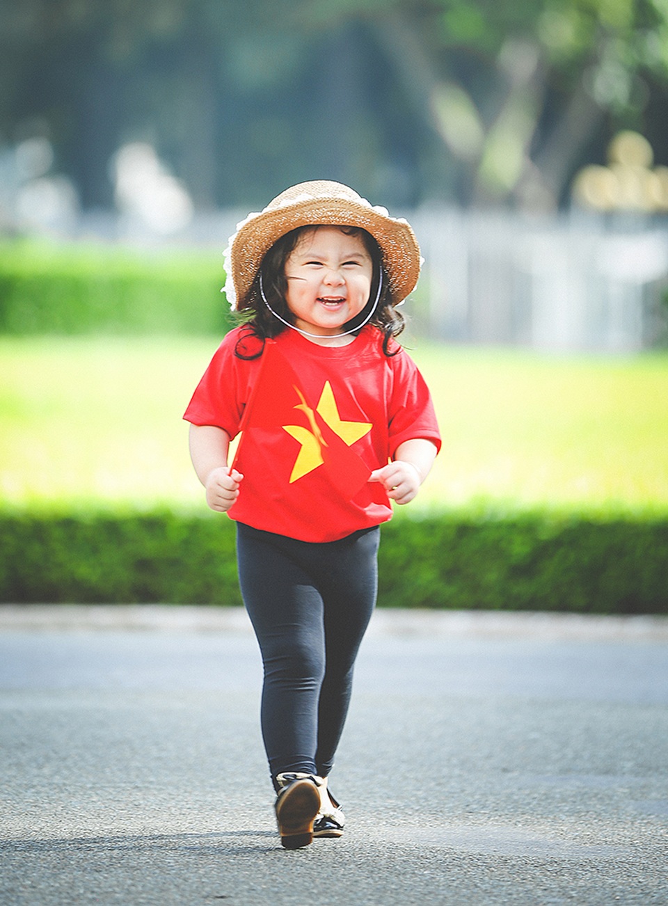 Mẫu nhí 2 tuổi diện áo cờ đỏ sao vàng tham quan dinh Độc Lập - 8 Mẫu nhí 2 tuổi diện áo cờ đỏ sao vàng tham quan dinh Độc Lập - 8