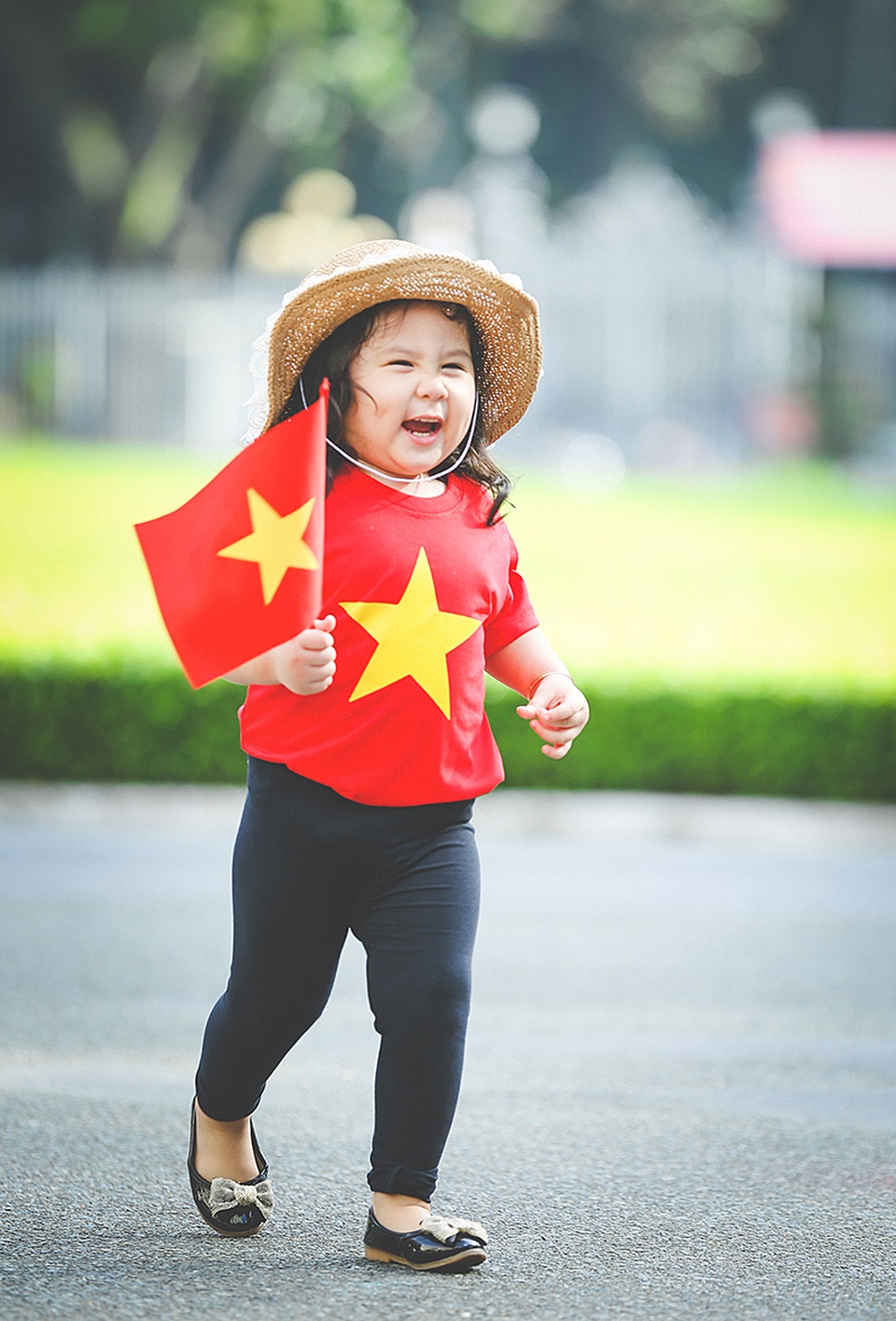Mẫu nhí 2 tuổi diện áo cờ đỏ sao vàng tham quan dinh Độc Lập - 9 Mẫu nhí 2 tuổi diện áo cờ đỏ sao vàng tham quan dinh Độc Lập - 9