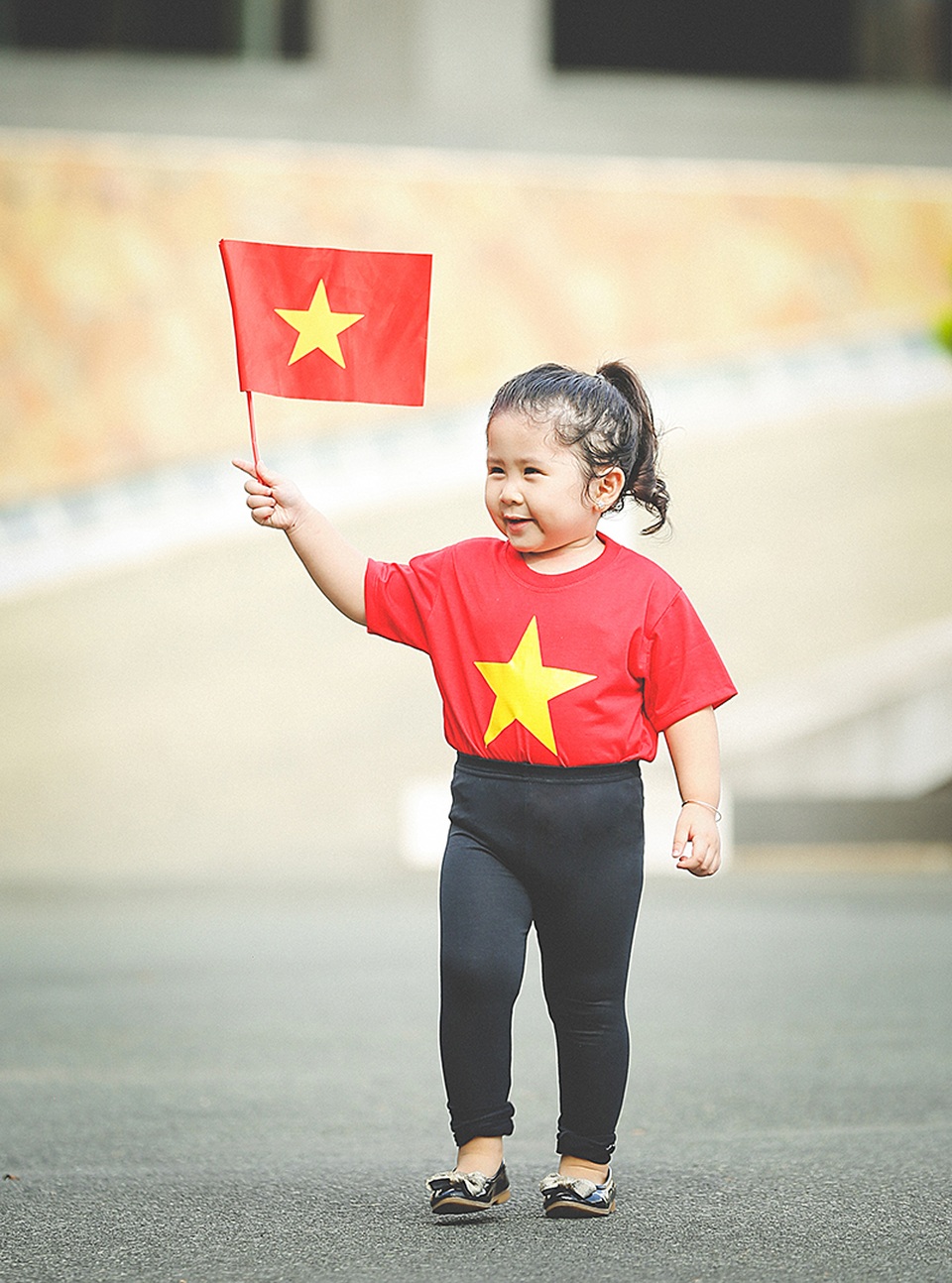 Mẫu nhí 2 tuổi diện áo cờ đỏ sao vàng tham quan dinh Độc Lập - 10 Mẫu nhí 2 tuổi diện áo cờ đỏ sao vàng tham quan dinh Độc Lập - 10