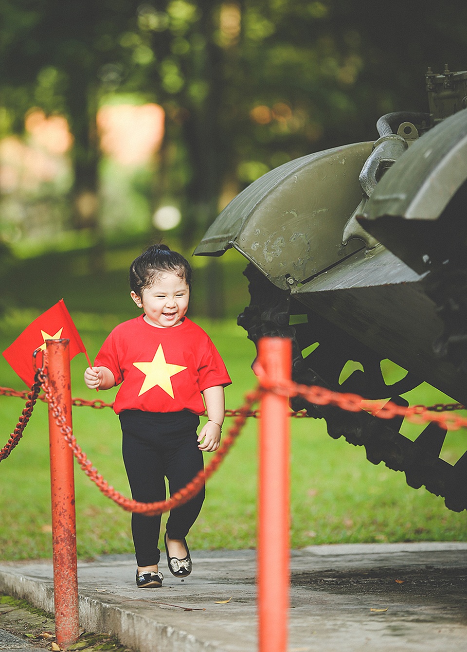 Mẫu nhí 2 tuổi diện áo cờ đỏ sao vàng tham quan dinh Độc Lập - 11 Mẫu nhí 2 tuổi diện áo cờ đỏ sao vàng tham quan dinh Độc Lập - 11