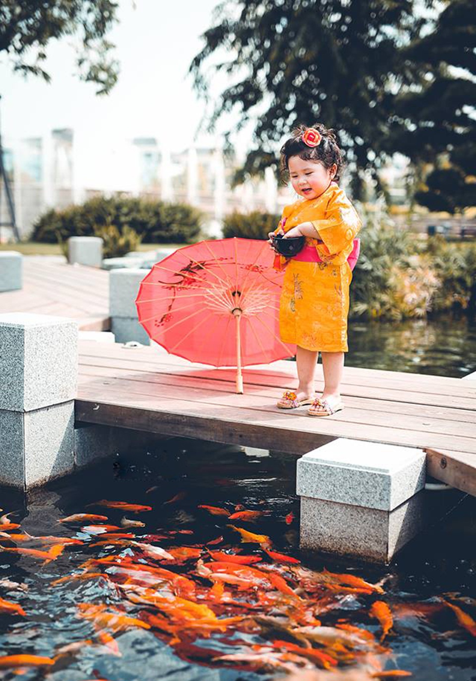 Mimi đáng yêu trong hình tượng cô bé Nhật Bản - 8 Mimi học cách cho cá ăn.