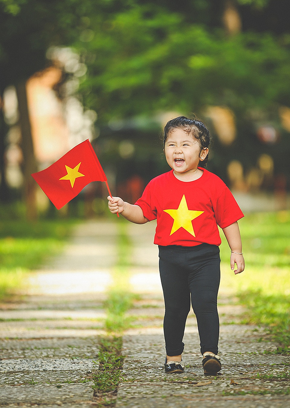 Mẫu nhí 2 tuổi diện áo cờ đỏ sao vàng tham quan dinh Độc Lập - 12 Mẫu nhí 2 tuổi diện áo cờ đỏ sao vàng tham quan dinh Độc Lập - 12