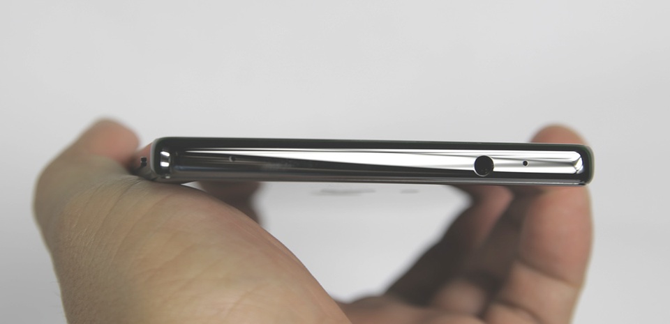 Cạnh trên của máy là ngõ ra âm thanh 3.5 mm, 2 micro hỗ trợ quay phim.