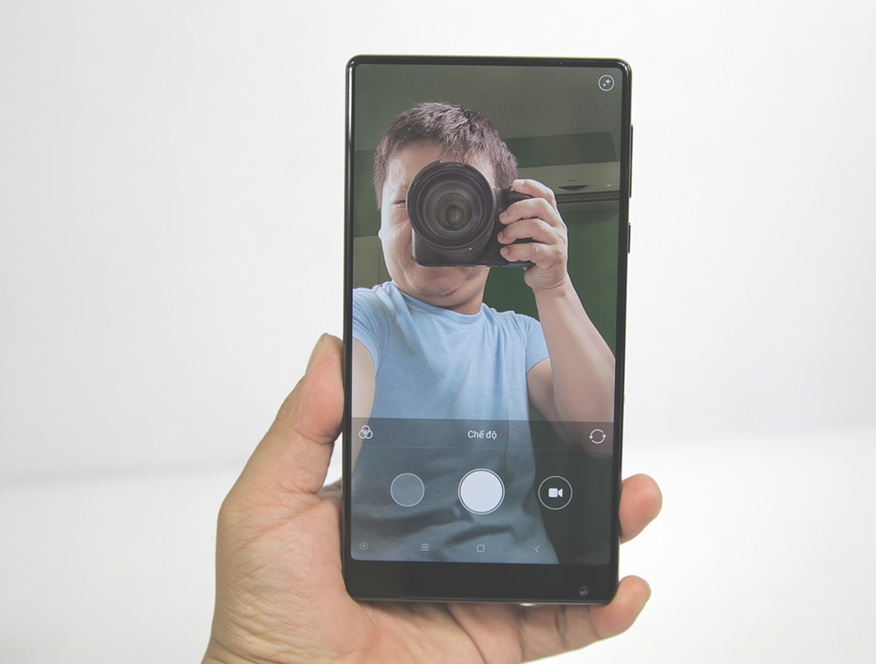 Mi Mix dùng nguồn pin dung lượng 4.400 mAh và tích hợp công nghệ sạc nhanh Quick Charge 3.0.