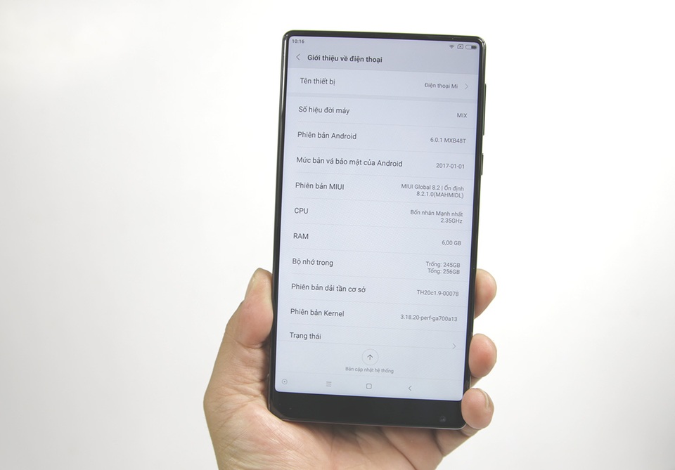 Phiên bản bán tại Việt Nam đang khởi chạy Android 6.0, vi xử lý Snapdragon 821, 6 GB RAM và bộ nhớ trong 256 GB. Đây được xem là phiên bản thương mại đầu tiên có RAM 6 GB được bán ra tại Việt Nam.