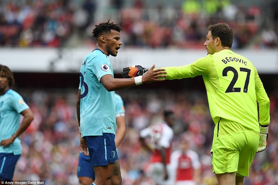 Welbeck lập cú đúp, Arsenal tìm lại niềm vui chiến thắng - 2
Mings và Begovic to tiếng với nhau sau tình huống phối hợp không ăn ý ở phút 36