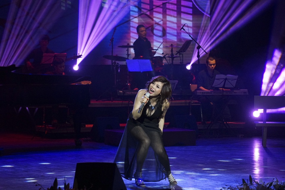 Thanh Lam hát mềm mại, biểu diễn sexy khi hát nhạc Phú Quang - 2 Ngọc Anh 3A thể hiện Rock buồn.