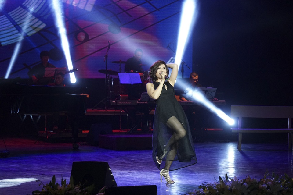 Thanh Lam hát mềm mại, biểu diễn sexy khi hát nhạc Phú Quang - 21 Nàng thơ của nhạc sĩ Phú Quang- ca sĩ Ngọc Anh.