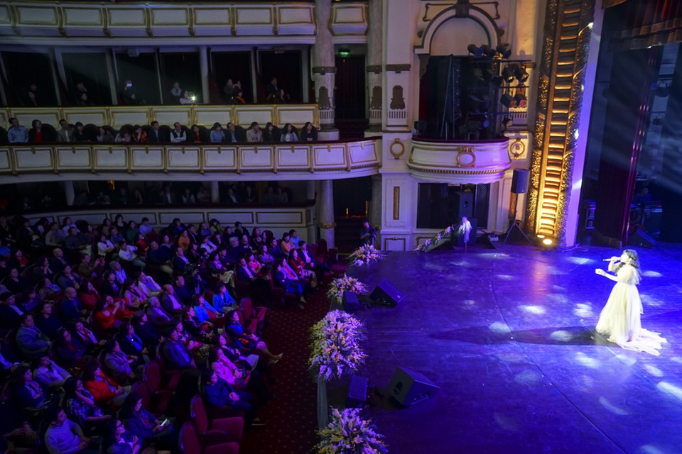 Thanh Lam hát mềm mại, biểu diễn sexy khi hát nhạc Phú Quang - 9 Minh Chuyên lần đầu đến với âm nhạc Phú Quang với đầy hứa hẹn....