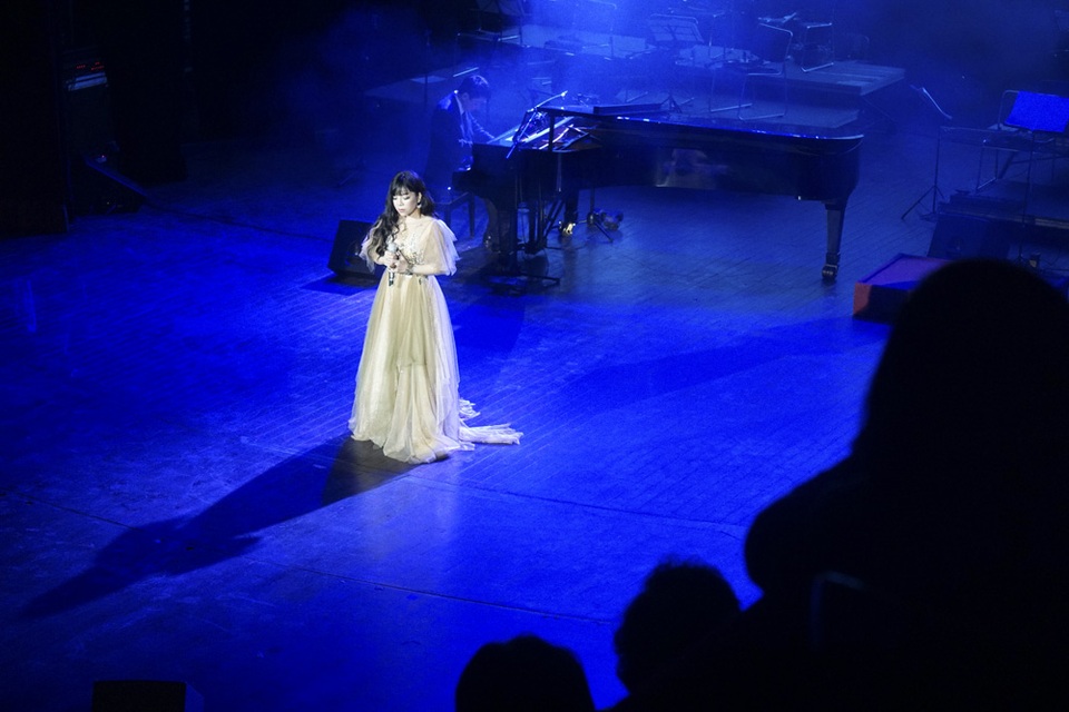 Thanh Lam hát mềm mại, biểu diễn sexy khi hát nhạc Phú Quang - 3 Minh Chuyên nhận được phản hồi tích cực từ khán giả khi lần đầu bén duyên nhạc Phú Quang.