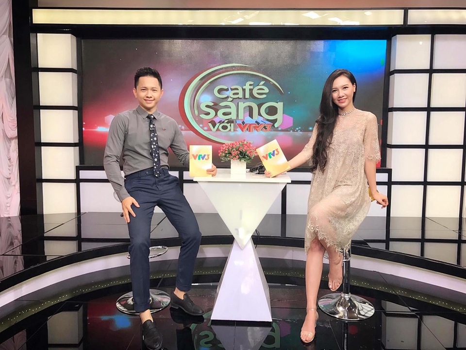 BTV Minh Hà nói gì về thông tin tổ chức đám cưới với Chí Nhân? - 1 BTV Minh Hà cùng bạn dẫn trong chương trình Café sáng với VTV3.