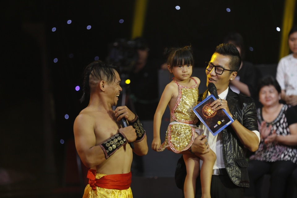 Nam nghệ sĩ hơn 200 lần… nhập viện và thà chết để con gái được đi học - 1 Thí sinh Lê Minh Hải (bên trái) luôn đưa con gái nhỏ đi cùng trong các vòng thi.