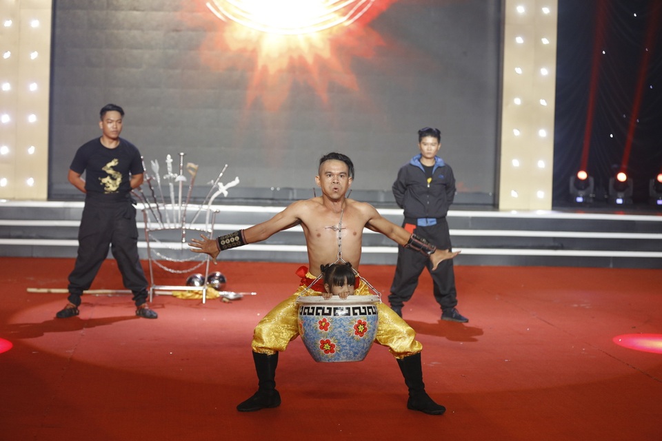 Nam nghệ sĩ hơn 200 lần… nhập viện và thà chết để con gái được đi học - 2 Khi tìm hiểu lý do vì sao Lê Minh Hải lại đưa con gái đi cùng, nhiều người đã không kìm được nước mắt khi biết về cuộc đời của chàng trai này.