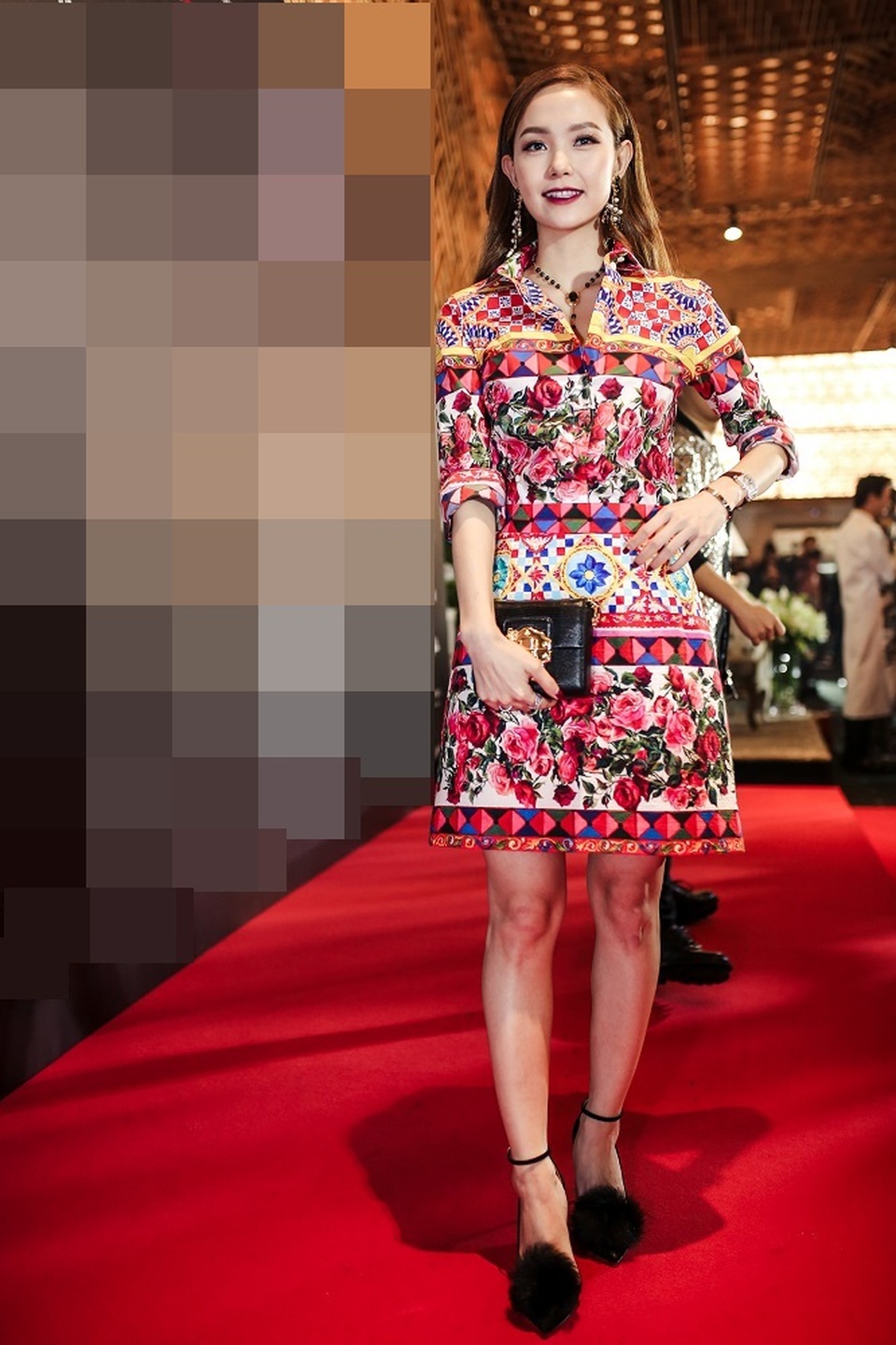 Minh Hằng “gây bão” thảm đỏ, Phạm Thị Thành vẫn tự tin sau án phạt - 2
Sau khi Hồ Ngọc Hà trở thành tâm điểm chú ý của dư luận sau lời tố cáo chèn ép của Minh Hằng, người mẫu Lê Hà bất ngờ lên tiếng cho rằng, xét về đẳng cấp thì khó ai vượt qua được cái bóng của nữ hoàng giải trí trong suốt nhiều năm qua. Lê Hà còn ngầm ám chỉ việc Minh Hằng rơi nước mắt, diễn sâu. Mặc cho sóng gió ập đến hay lời “ám chỉ” của Lê Hà, nữ diễn viên ca sĩ Minh Hằng đã xuất hiện xinh đẹp và rạng ngời tại thảm đỏ.