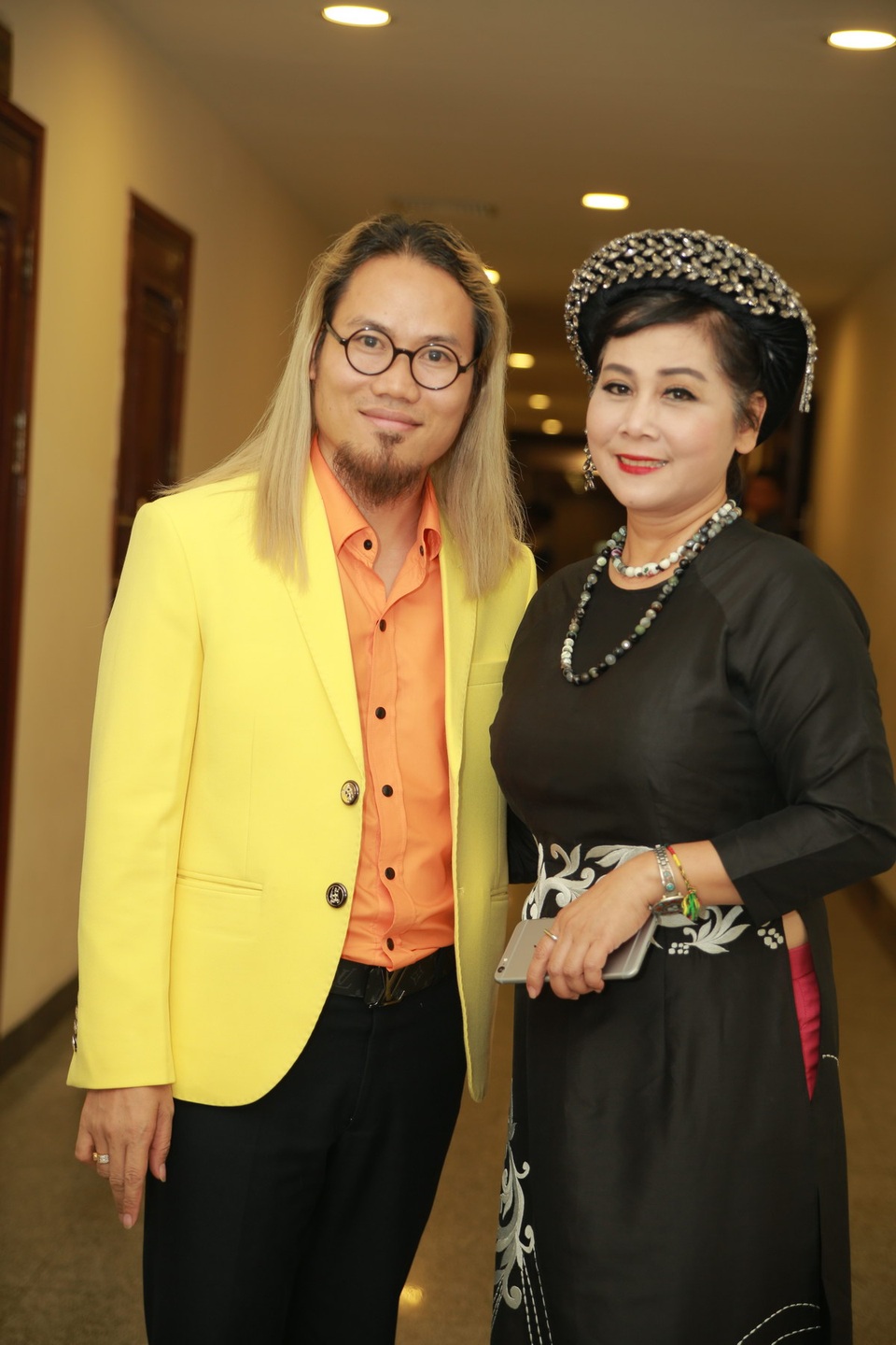 MC Thảo Vân bất ngờ diện đồ bà ba sặc sỡ, khoe giọng hát “ngọt lịm” - 16 Nghệ sỹ Công Vượng và nghệ sỹ Minh Hằng.