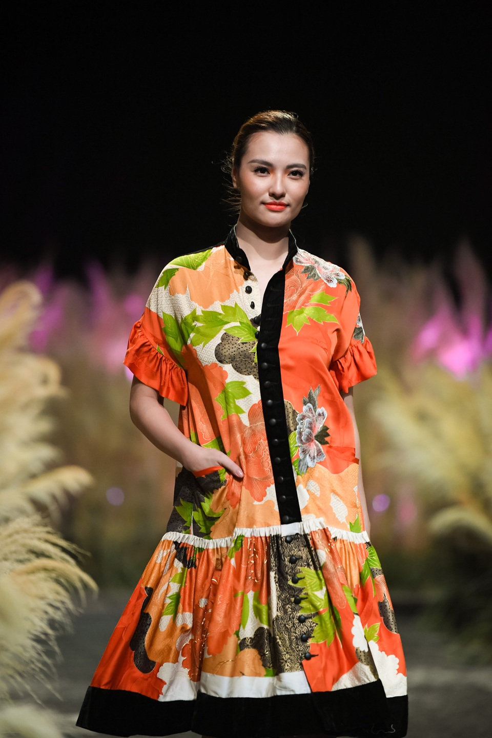 Một nước Nhật xinh đẹp, dịu dàng, lịch lãm đã được NTK Minh Hạnh minh họa trên trang phục. Lần này, NTK đầu tư khá mạnh cho BST bằng chất liệu Hakata Ori, Nhật Bản. NTK Minh Hạnh có quyết tâm khám phá những chất liệu dệt bằng tay ở các nước trên thế giới.