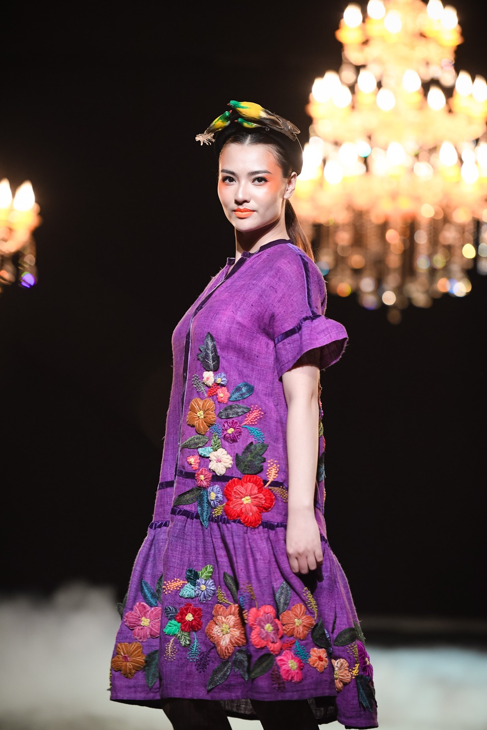 Nhà thiết kế Minh Hạnh khiến cho ngôn ngữ của người xem trở nên bất lực vì họ thấy đẹp đó, sang trọng đó nhưng không miêu tả nổi cảm xúc của mình. Bộ sưu tập của NTK luôn tràn đầy hình ảnh, sắc màu hội họa.