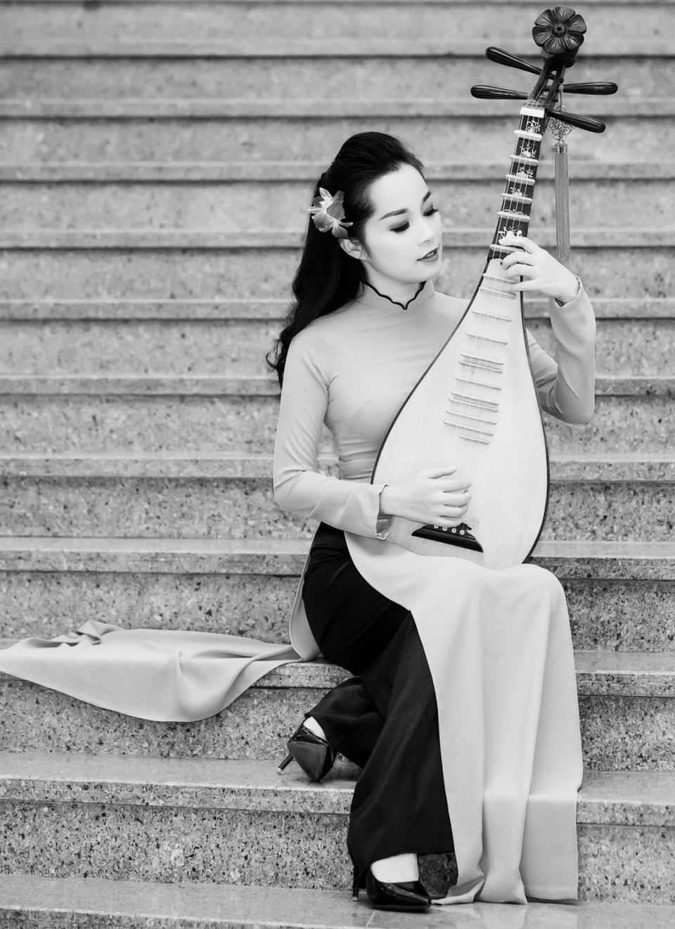 Minh Hương: Từ cô bé nghịch nhất lớp đến gương mặt “vàng” của điện ảnh - 2 Ngoài phim ảnh và truyền hình, Minh Hương còn được biết đến với tư cách là nghệ sỹ đàn tỳ bà tài năng. Ảnh: NVCC.