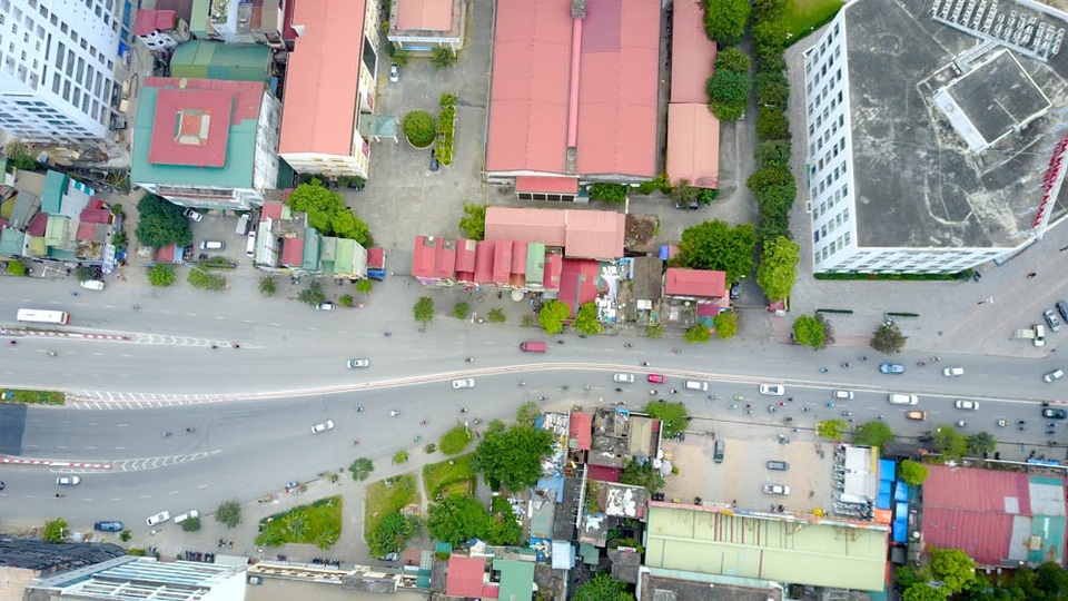 
Đường Minh Khai nhiều năm gần đây cũng là điểm nóng ùn tắc giao thông, đặc biệt nghiêm trọng ở đoạn gần chân cầu Vĩnh Tuy do nút thắt cổ chai.
