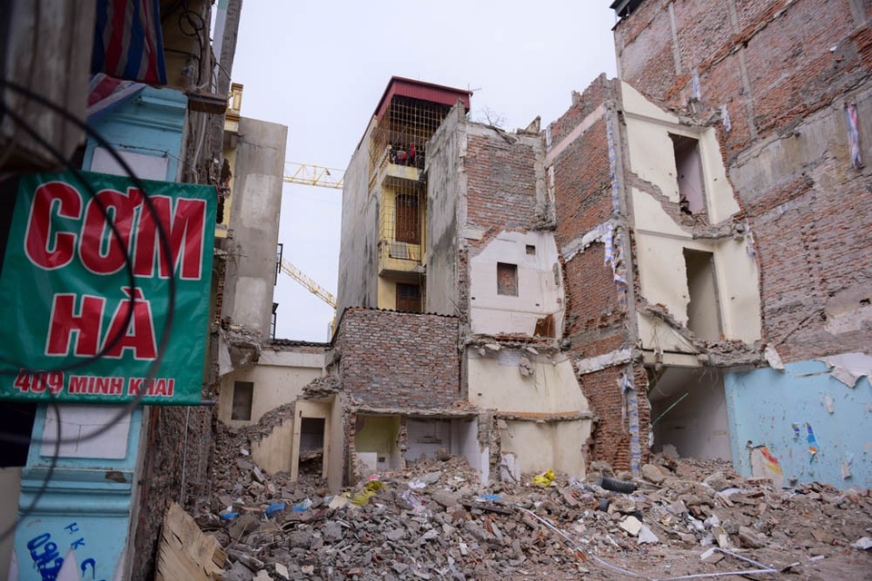 
Hàng loạt ngôi nhà bên cạnh số nhà 409 Minh Khai đã được phá dỡ.
