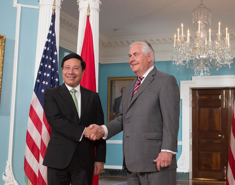 Ngoại trưởng Mỹ xác nhận Tổng thống Donald Trump sẽ thăm Việt Nam - 1
Phó Thủ tướng,Bộ trưởng Bộ Ngoại giao Phạm Bình Minh và Ngoại trưởng Rex Tillerson. (Ảnh: Bộ Ngoại giao Việt Nam)