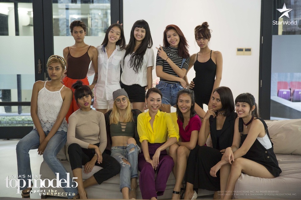 Minh Tú nổi điên khi bị thí sinh Indonesia gọi là “đồ bẩn thỉu” - 17 Dàn thí sinh Asia’s Next Top Model tại nhà chung.
