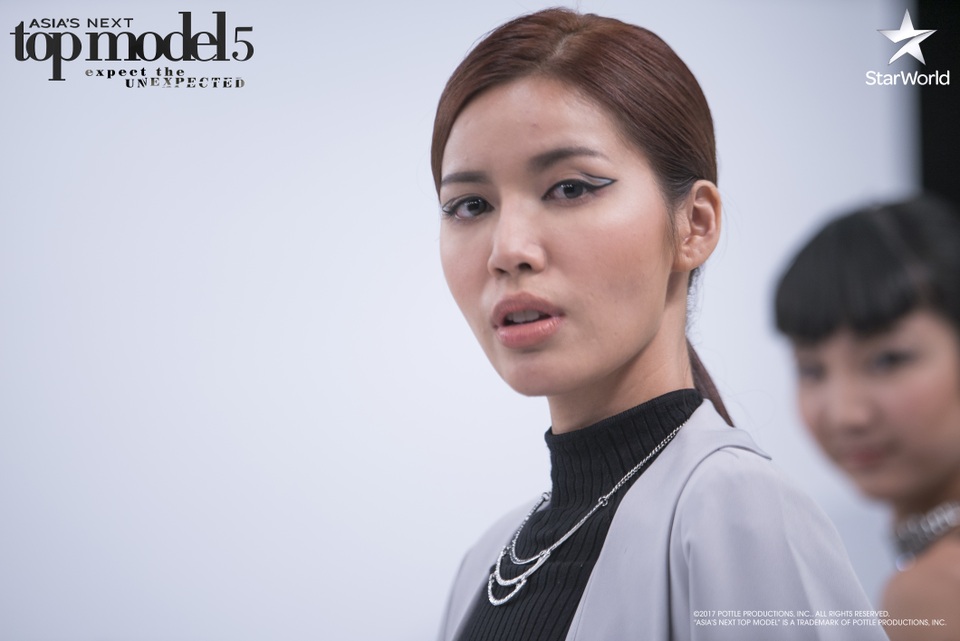 Minh Tú vươn lên hạng Nhì Asia’s Next Top sau thử thách chụp nội y - 10 Minh Tú thể hiện chút thất vọng với kết quả này.
