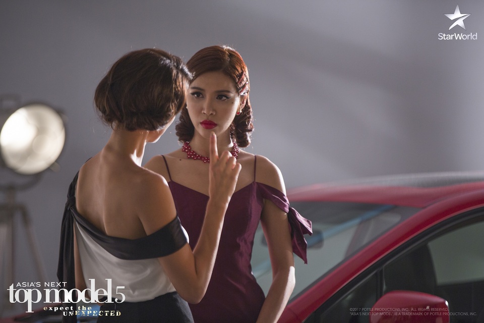 Chủ đề của buổi chụp ảnh loại trừ tuần này do chính thí sinh tạo nên từ đạo cụ, trang phục có sẵn. Đây là buổi chụp quyết định liệu HLV The Face có tiến vào Chung kết.