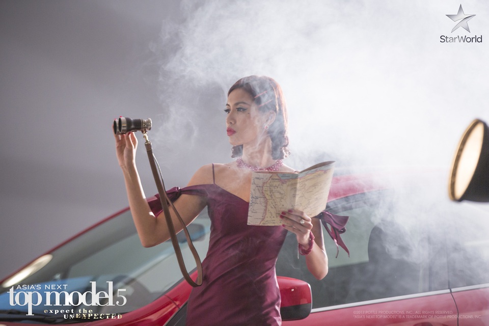 Minh Tú chọn cho mình hình ảnh một phụ nữ cổ điển và thành đạt. Chọn lựa chủ đề retro giúp cô kiềm chế được nét gợi cảm của mình.