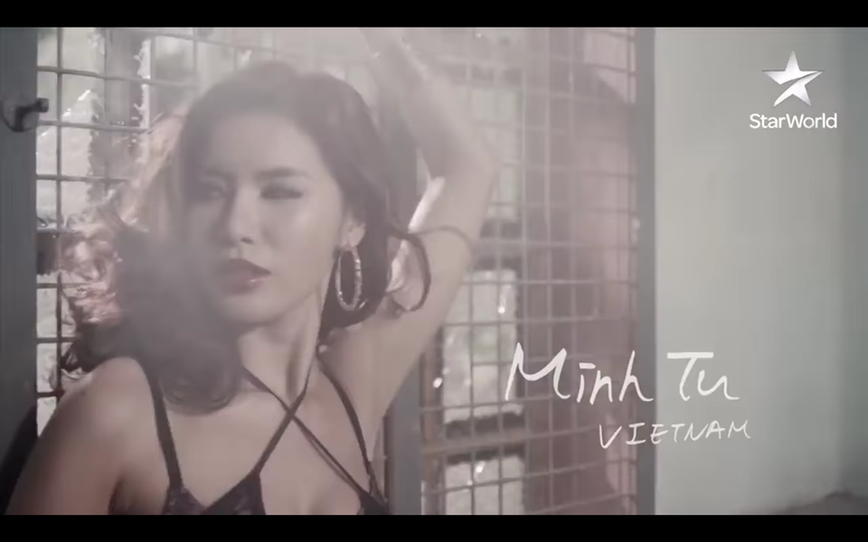 
Bên cạnh đó, Asia’s Next Top Model đồng thời công bố hình hiệu mở đầu của chương trình năm nay. Chương trình năm nay đầu tư về hình ảnh, góc máy hơn hẳn các mùa trước. Minh Tú xuất hiện vô cùng gợi cảm và quyến rũ trong hình hiệu này. Dù chỉ vài giây ngắn ngủi, người đẹp hoàn toàn thể hiện được cá tính và nét đẹp độc đáo so với các thí sinh khác.
