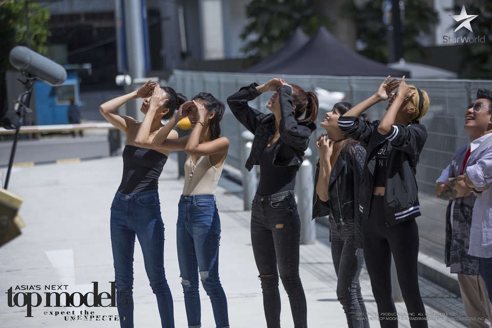 Phần thi đầu tiên của tuần là thử thách catwalk dọc theo mặt tường của một toà nhà 6 tầng. Thử thách với độ khó khủng khiếp này khiến các cô gái “mắt chữ A, miệng chữ O”.