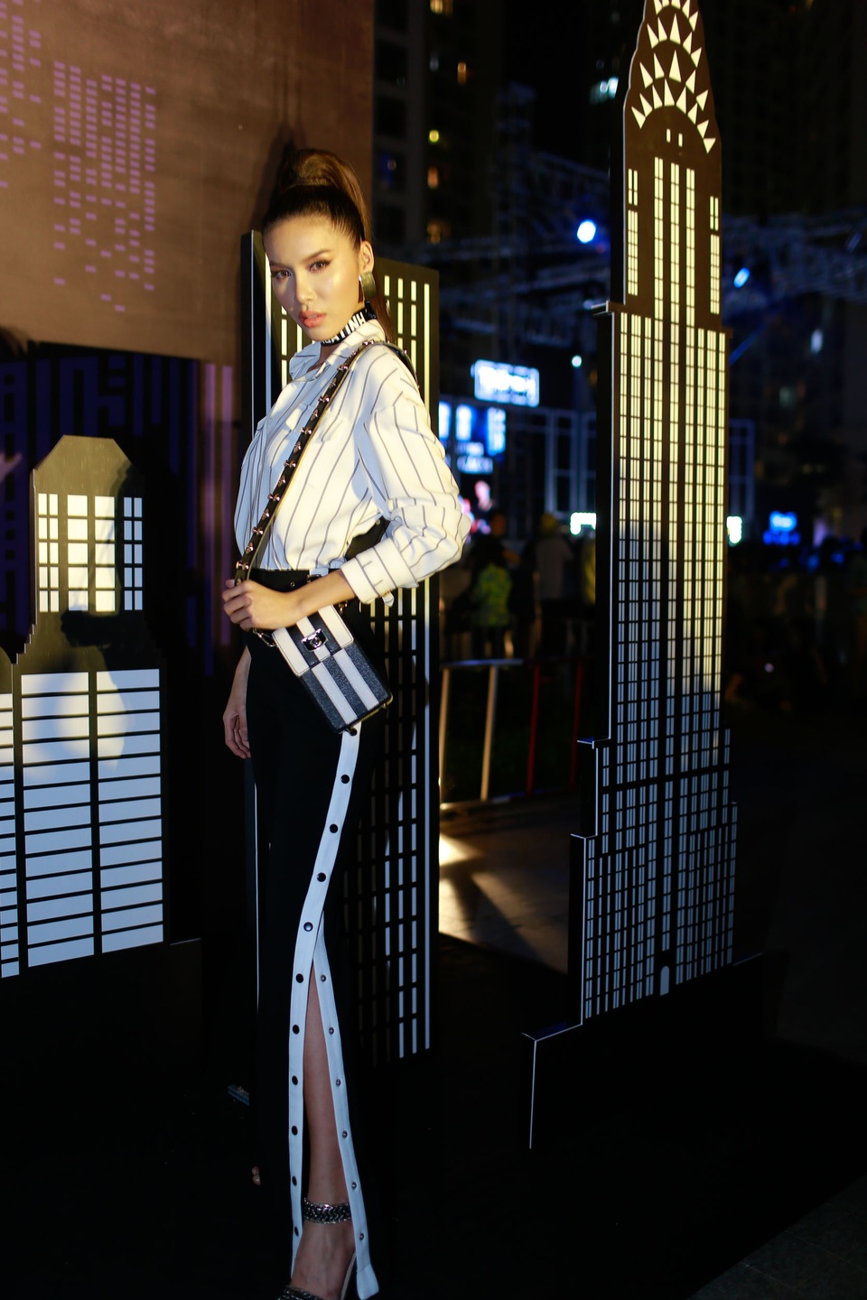 Minh Tú cũng xuất hiện cực ngầu với phong cách tương đồng các học trò.