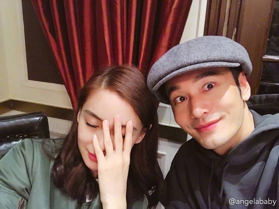 Angelababy chúc mừng sinh nhật “ông xã” Huỳnh Hiểu Minh - 2
Trong bức ảnh này, cả hai vợ chồng Angelababy đều xinh đẹp và trẻ trung đáng ngưỡng mộ. Họ được xem là một trong những cặp đôi đẹp nhất làng giải trí Hoa ngữ. Hai người làm đám cưới vào năm 2015 và đón con trai đầu lòng vào cuối năm 2016.