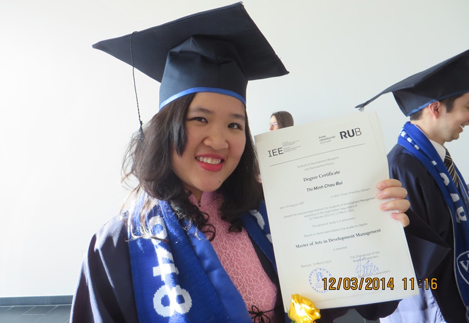 Cô gái 8X với ước mơ là trưởng đại diện người Việt đầu tiên của UNICEF Việt Nam - 1
Minh Châu tại lễ tốt nghiệp cao học tại CHLB Đức. Châu là người Việt Nam duy nhất nhận học bổng toàn phần của chính phủ Đức (học bổng DAAD) cho khóa học thạc sĩ chuyên ngành Quản lý phát triển, niên khóa 2012-2014.