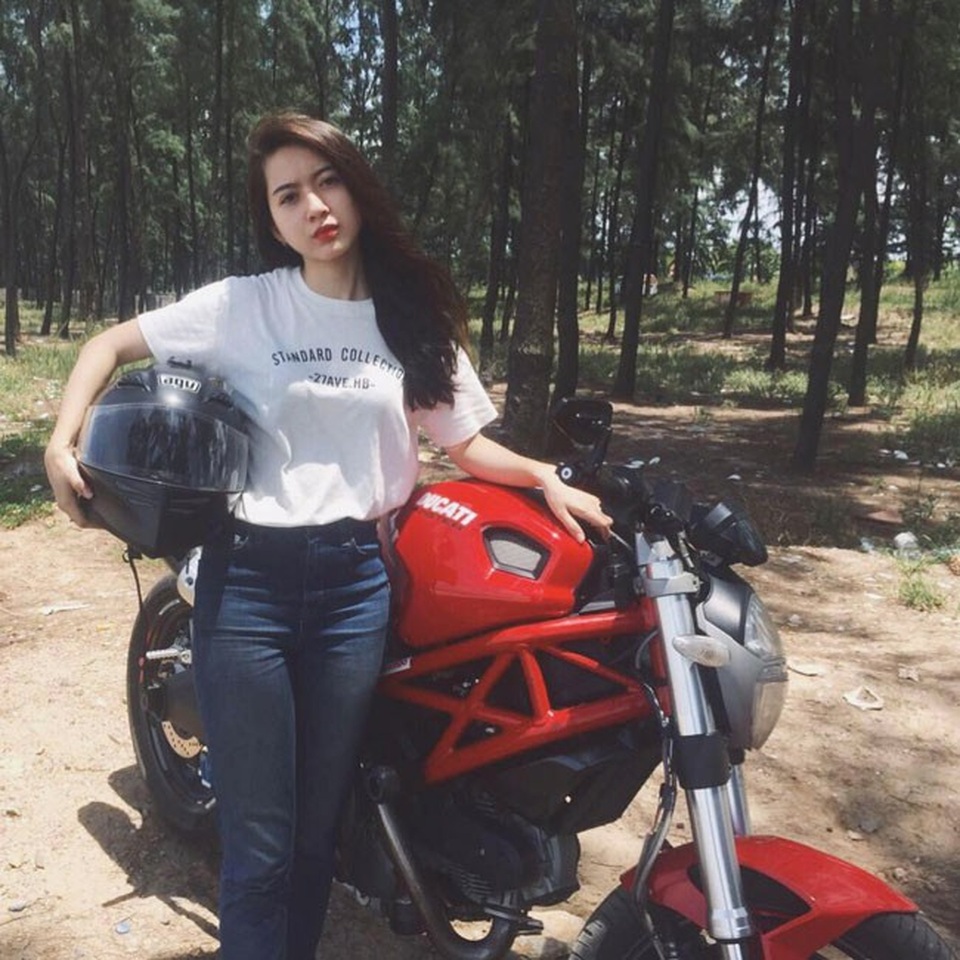 Nữ biker Việt lên báo Thái vì quá đẹp, ngắm nhan sắc thật còn giật mình hơn - 1
Minh Phương (sinh năm 1992, Nghệ An) là cô gái Việt mới đây nhất được một tờ báo Thái Lan khen ngợi vì quá cá tính và xinh đẹp.
