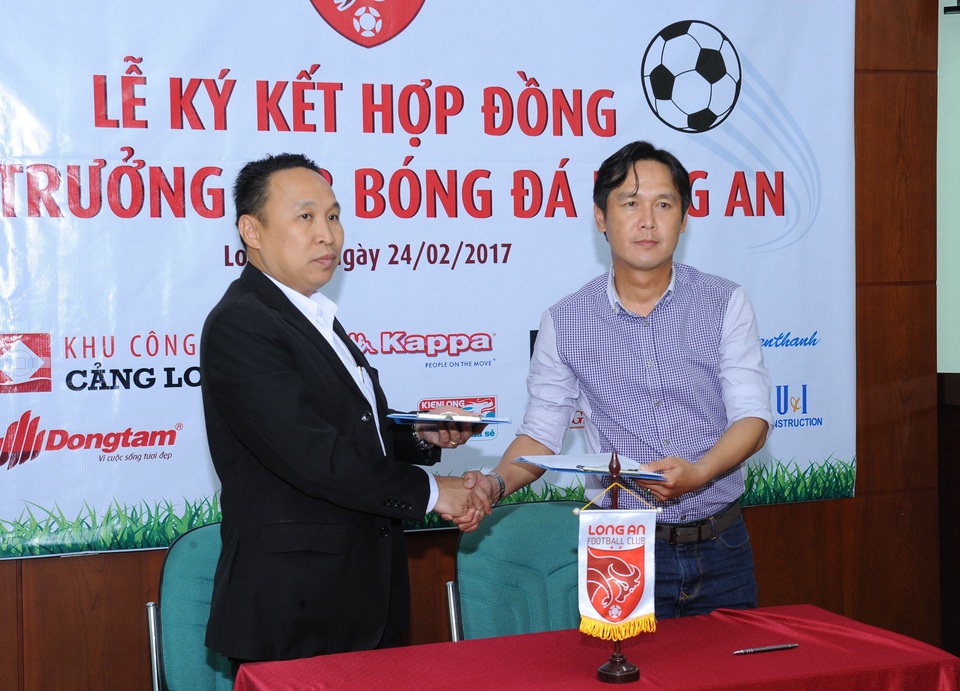 Minh Phương chính thức dẫn dắt CLB bóng đá Long An - 1 Minh Phương (phải) sẽ là HLV của đội Long An trong 2 năm tới